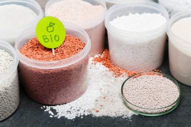 Mineral gübreler topları ile Bahçe arka plan. Karmaşık mineral gübre ile sodyum, fosfor çiçek, bitki, ağaç için