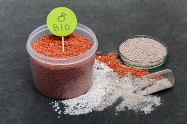 kavanoz içinde kırmızı gübre yığını. Azot (N): yaprak büyüme, fosfor (P): kökleri, potasyum (K) gelişimi: güçlü kök büyüme