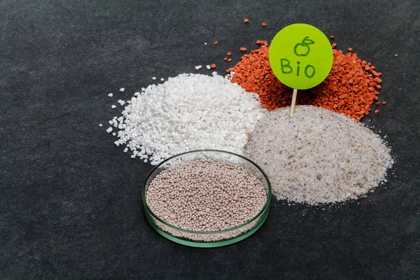 Mineral gübreler topları ile Bahçe arka plan. Karmaşık mineral gübre ile sodyum, fosfor çiçek, bitki, ağaç için