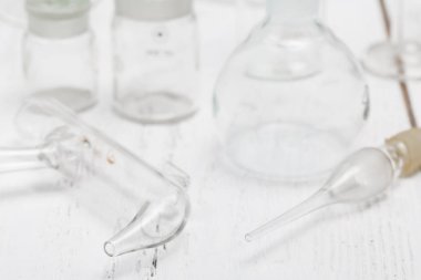 ahşap masa üzerinde kimyasal laboratuvar donatım