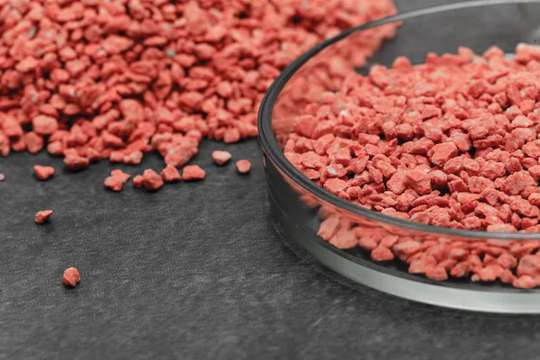 化学からすと赤でリンのミネラル肥料 — ストック写真