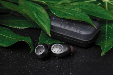 Bluetooth kulaklık dinlemek müzik Caddesi üzerinde herhangi bir hava için