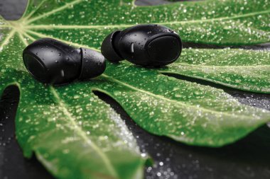 Bluetooth kulaklık dinlemek müzik Caddesi üzerinde herhangi bir hava için