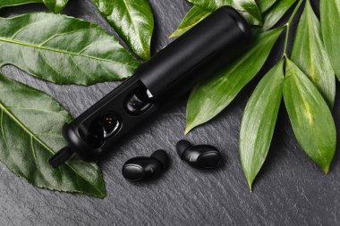 Siyah taş görünümü kadar radyo earphones kapatın