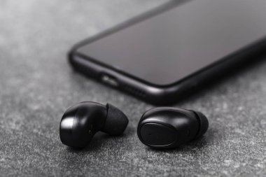 Bluetooth kulaklık dinlemek müzik Caddesi üzerinde herhangi bir hava için