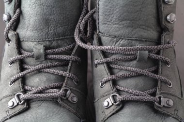 ahşap zemin üzerinde görünümü kadar kış ayakkabı kapatın