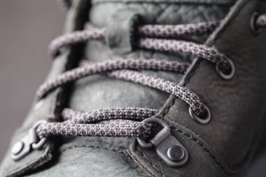 ahşap zemin üzerinde görünümü kadar kış ayakkabı kapatın