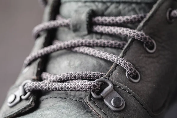 ahşap zemin üzerinde görünümü kadar kış ayakkabı kapatın