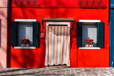 Venedik Burano Adası'nın renkli evlerin dış
