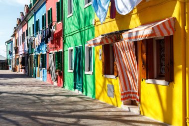 Burano Adası kanalda yanında renkli evleri