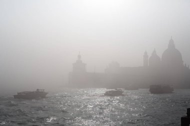 San Marco Quay ve lagün Venedik siste