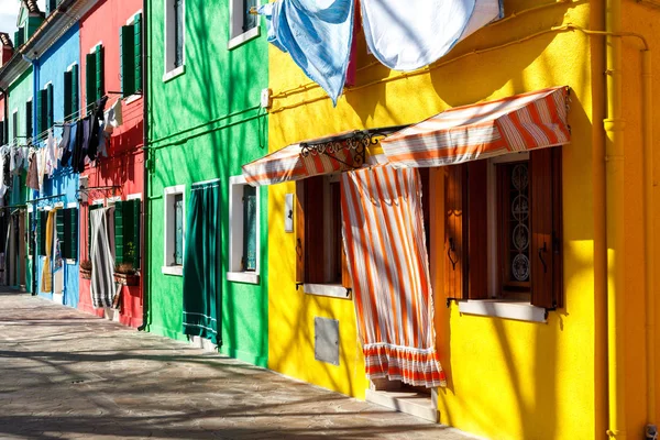 Vivide case pittoresche a Burano, Venezia, Italia — Foto Stock