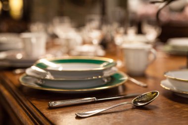 İtalya yaz teras restoranda masaya servis