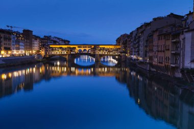 Ünlü köprü Ponte Vecchio üzerinde nehre Arno Floransa, İtalya