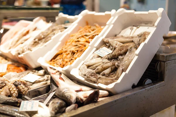 Peces frescos en un mercado — Foto de Stock