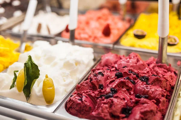 Helados helados helados gelato gelatto italiano clásico en la tienda —  Fotos de Stock