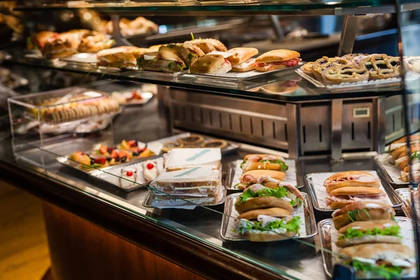Escaparate cafetería con comida en Italia —  Fotos de Stock