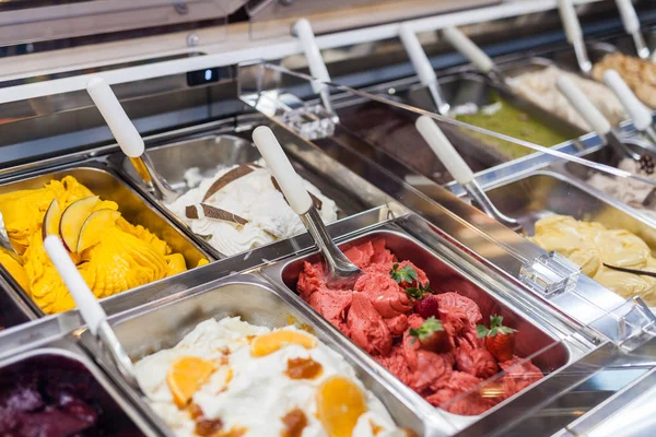 意大利古典味精明胶冰淇淋陈列在商店里 — 图库照片