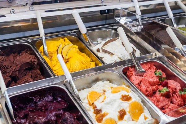 Helados helados helados gelato gelatto italiano clásico en la tienda —  Fotos de Stock