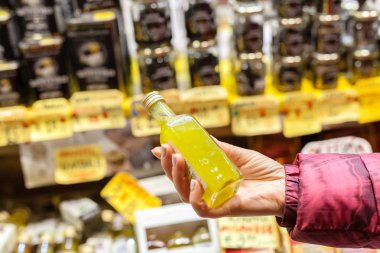 Yerel Pazar üzerinde küçük şişe zeytinyağı