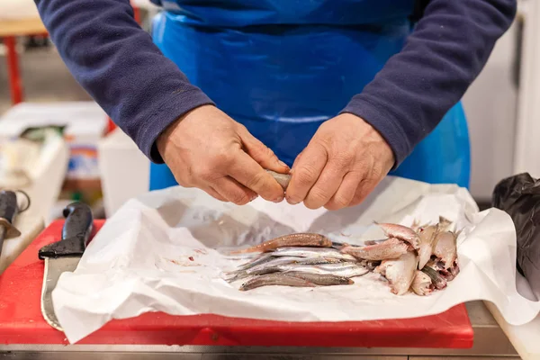 Vendedor de corte de peixe. Uma cena típica no mar de peixe tradicional — Fotografia de Stock