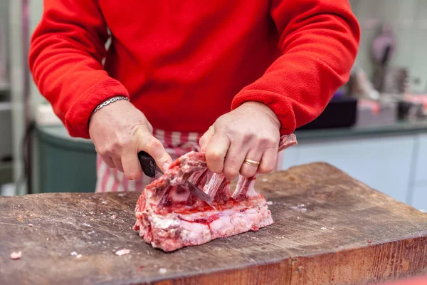 Açougueiro corta carne no mercado de rua — Fotografia de Stock
