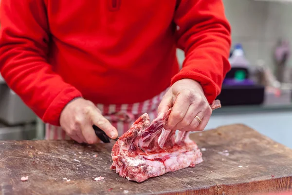 Açougueiro corta carne no mercado de rua — Fotografia de Stock