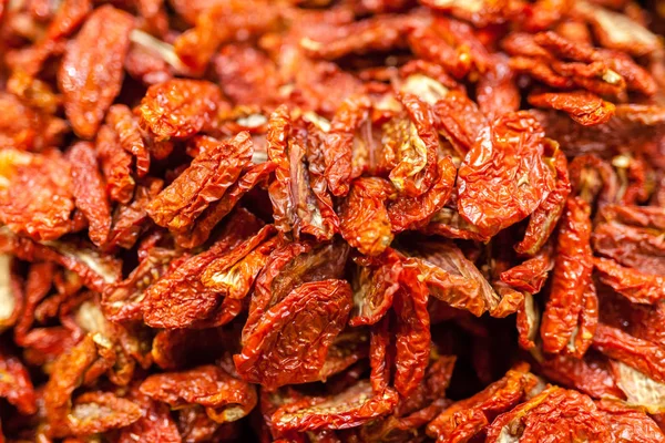 Zongedroogde tomaten op lokale markt — Stockfoto