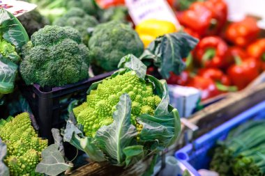 Yerel bir pazarda yeşil sebze çeşitli