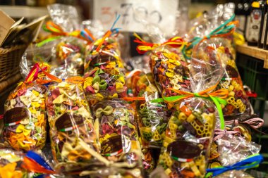 Yerel İtalyan pazarında renkli makarna