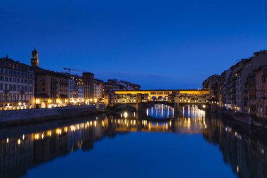 Ünlü köprü Ponte Vecchio üzerinde nehre Arno Floransa, İtalya