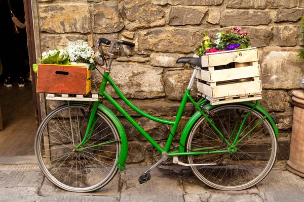 Güzel sevimli sokak manzara çiçek ile eski bir bisiklet ile — Stok fotoğraf
