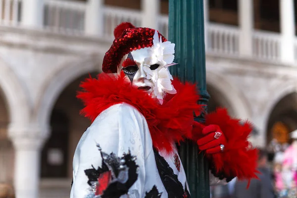 Carnevale di Venezia 2019. Piazza San Marco. Veneziano modello mascherato su — Foto Stock