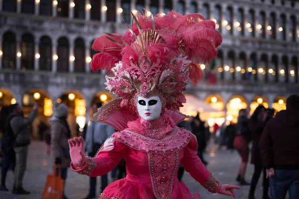 Carnevale di Venezia 2019. Piazza San Marco. Veneziano modello mascherato su — Foto Stock