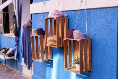 Dekoratif Çiçeklik pencere üzerinde çiçekli duvar ve