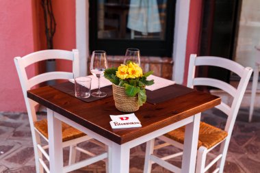 Restoran, açık ayrılmış tablo