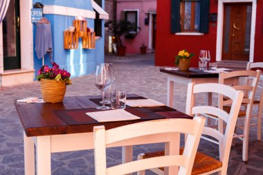 Restoran, açık ayrılmış tablo