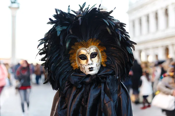 Venice Carnival 2019. San Marco Square. Venetian masked model on — Stock Photo, Image