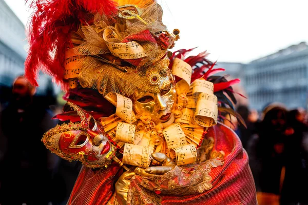 Hermosa modelo enmascarada veneciana del Carnaval de Venecia 2019 — Foto de Stock