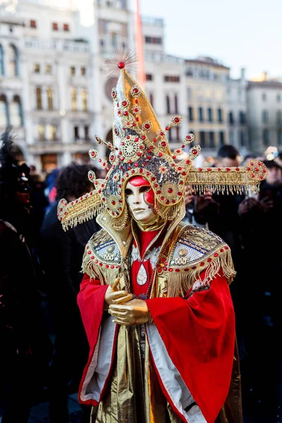 Beautiful Venetian masked model from the Venice Carnival 2019 — Stock Photo, Image