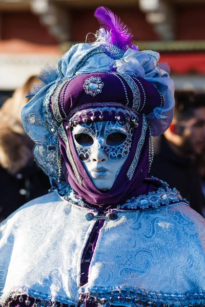 Maskers van het carnaval van Venetië in februari — Stockfoto