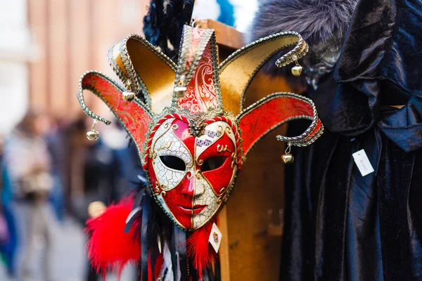 ヴェネツィアのカーニバルの衣装を着た飲み騒ぐ人 — ストック写真