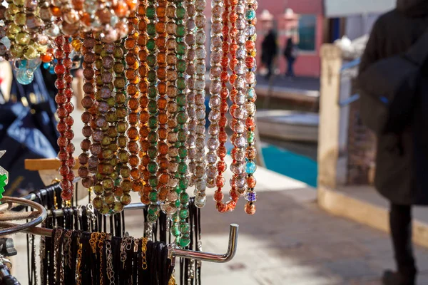 Стеклянные подвески в продаже в качестве сувениров для туристов на острове Мурано — стоковое фото