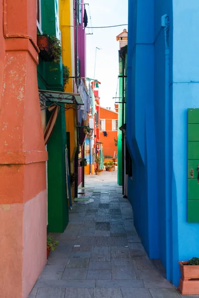 Venice, landmark of Burano island, canal and colorful buildings — Stock Photo, Image