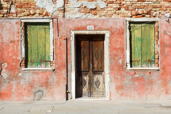 Burano, Venezia, Italy. Details of the windows and doors of the — Stock Photo, Image