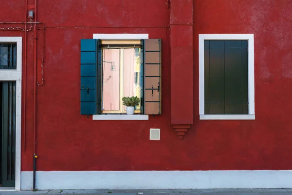 Burano, Venezia, Italy. Details of the windows and doors of the — Stock Photo, Image