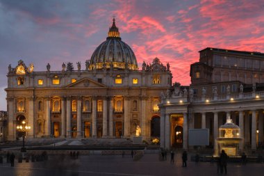 Saint Peter Meydanı ve Saint Peter Bazilikası sabah, Roma