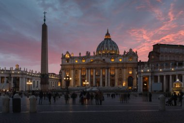 Vatikan, Roma, St. Peter's Basilica geceleri
