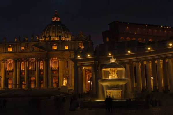 Petersplatz und Peterbasilika am Morgen, Rom — Stockfoto