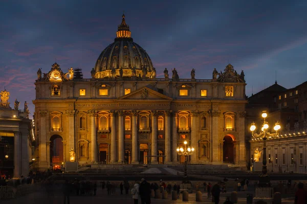 Piazza San Pietro e la Basilica di San Pietro al mattino, Roma — Foto Stock